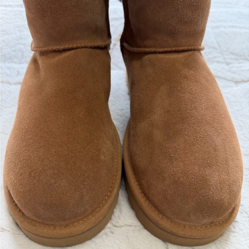 Like NEW! $209 UGG Genuine Shearling Bailey Bow Chestnut Boot 10 - Picture 2 of 8